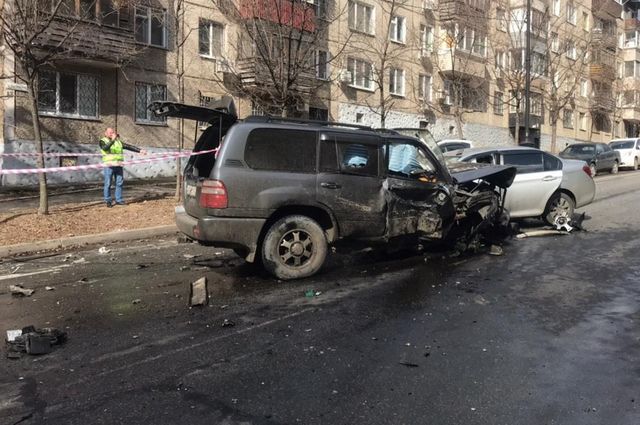 В Хабаровске пьяный водитель внедорожника разбил 4 машины, погибли люди | ПРОИСШЕСТВИЯ В Хабаровске пьяный водитель внедорожника разбил 4 машины, погибли люди | ПРОИСШЕСТВИЯ