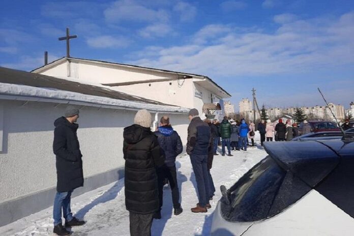 Силовики ворвались в минскую церковь во время службы. Что там происходит?
