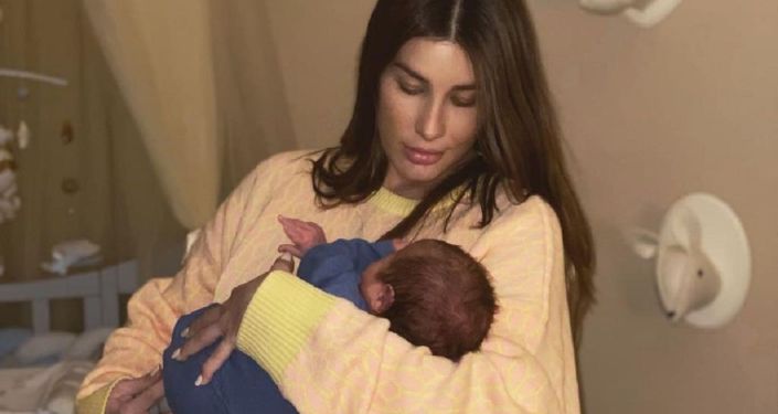 Снимок недавно родившей Топурии в облегающем топе вызвал вопросы в сети Снимок недавно родившей Топурии в облегающем топе вызвал вопросы в сети