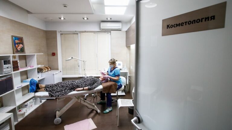 Эксперты назвали опасные для пожилых людей процедуры в салонах красоты