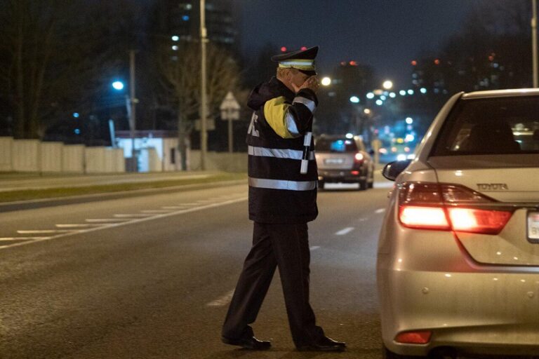 ГАИ остановили бесправника, который разогнался до 200 километров в час. ГАИ остановили бесправника, который разогнался до 200 километров в час.